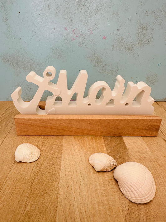 Handgegossene Deko „Moin“ aus Keraflott im Holzhalter – nordisches Flair für dein Zuhause. Ideal als Geschenk oder maritime Tischdekoration. Deko Moin maritime Dekoration für Eingang, Flur, Wohnzimmer, Praxis, handmade Keraflott und Holz